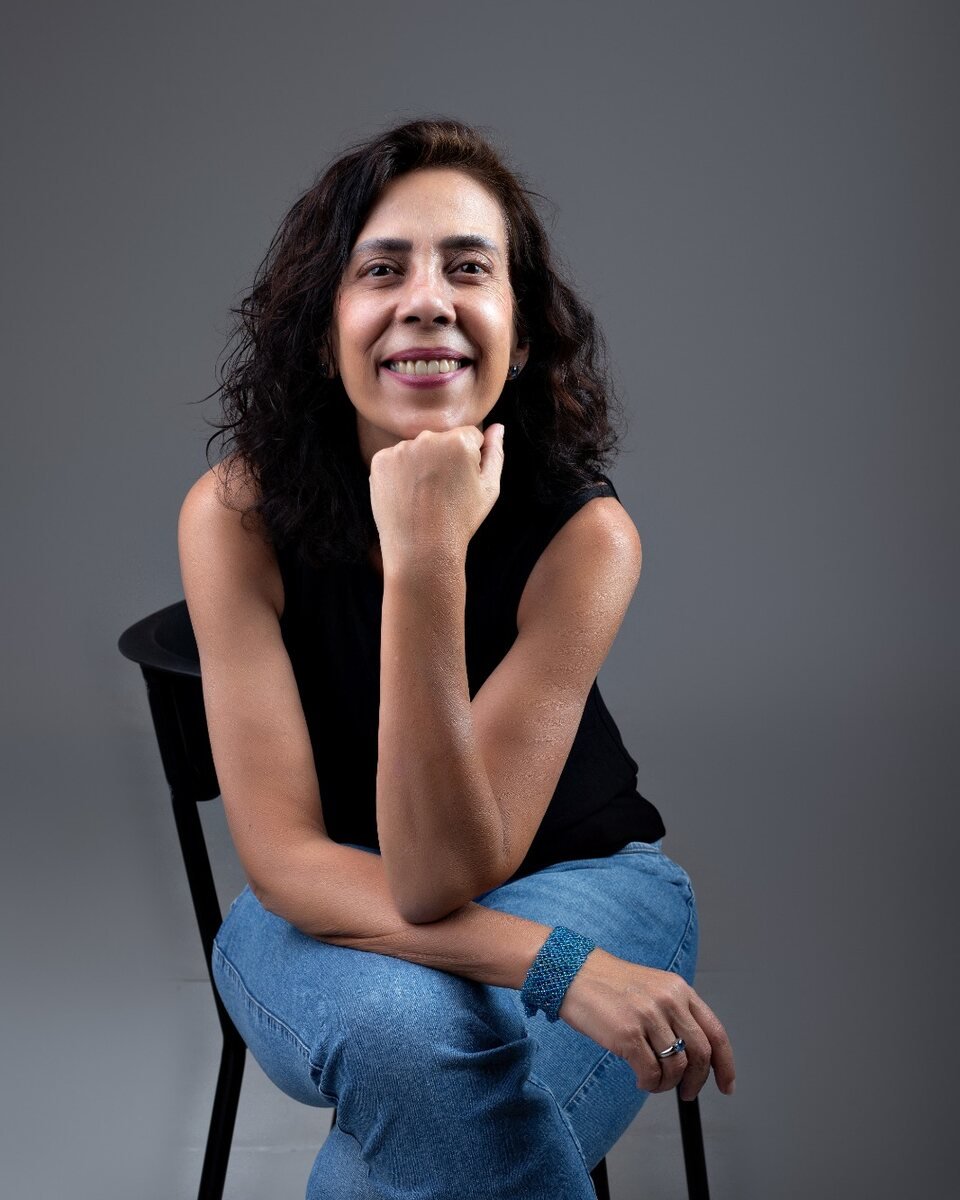 Retrato profissional de Valéria Campos, locutora publicitária e narradora